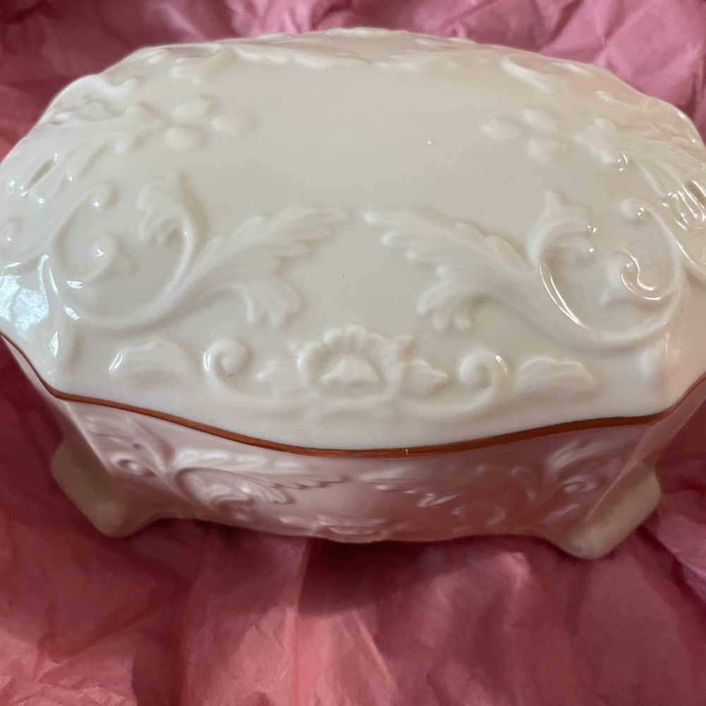 Lenox Music Box-plays “Yesterday”